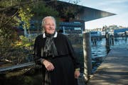 Brigitta Schröder inmitten von Natur und Kultur mit dem KKL im Hintergrund. Alles Anregungen, die auch Menschen mit Demenz sehr zu schätzen wissen. (Bild: Dominik Wunderli, Luzern 25. Oktober)
