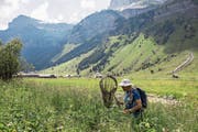 Durch mehrere Initiativen rückt der Landschaftsschutz in den Fokus. Das Bild zeigt einen Schmetterlingsforscher im Einsatz. Bild: Alexandra Wey/Keystone (Urnerboden, 30. Juni 2018)