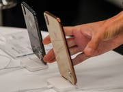 Probleme mit den Touchscreen-Bildschirmen: Apple hat Schwierigkeiten bei einigen Geräten seines Premiummodels iPhone X eingeräumt. (Bild: KEYSTONE/EPA/SERGEI ILNITSKY)