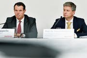 Raiffeisen-VR-Spitze an der Medienkonferenz in Brugg: Guy Lachappelle (links) und Pascal Gantenbein. (Bild: Walter Bieri/Keystone (10. November 2018))