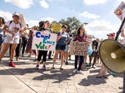 Demonstranten fordern in Miami eine Neuauszählung der Stimmen. (Bild: KEYSTONE/EPA/CRISTOBAL HERRERA)