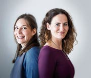 Melinda Lohmann (links) und Isabelle Wildhaber forschen zu Roboterrecht. (Bild: Michel Canonica (St. Gallen, 8. November 2018))