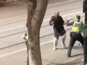 Eine Überwachungskamera hielt die Messer-Attacke in der Fussgängerzone in der Innenstadt von Melbourne fest. (Bild: KEYSTONE/EPA AAP/STR)