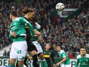 Michael Lang (Mitte, dunkles Dress) setzt sich mit Gladbach gegen Werder Bremen durch (Bild: KEYSTONE/EPA/FOCKE STRANGMANN)