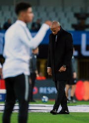 Mit gesenktem Haupt: Der neue Monaco-Trainer Thierry Henry hat noch nicht reüssiert. (Bild: Stphanie Lecocq/Keystone, 24. Oktober 2018)