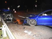 Bei der heftigen Frontalkollision wurden beide Fahrzeuglenkenden verletzt. (Bild: Kantonspolizei St. Gallen)