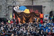 Enthüllung der LFK-Fasnachtsplakette auf dem Rathausplatz. (Bild: Pius Amrein, Luzern, 10. November 2018)