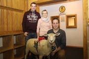 Die Besten im Schafstich (von links): Marco Herger, Marlis Bricker und Sieger Mario Gisler. (Bild: Paul Gwerder, Unterschächen, 9. November 2018)