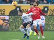 Zweikampf zwischen Thuns Matteo Tosetti (rechts) und Basels Taulant Xhaka (Bild: KEYSTONE/PETER SCHNEIDER)