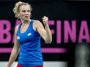 Katerina Siniakova ballt die Faust: Tschechien steht dicht vor einem weiteren Triumph im Fed Cup (Bild: KEYSTONE/EPA/MARTIN DIVISEK)