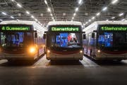 Eine Halle voller Busse: Auf den 3000 Quadratmetern der Einstellhalle im VBSG-Depot stehen über fünfzig Trolley- und Dieselbusse zum Einsatz bereit. (Bild: Michel Canonica)