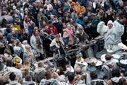 Anlässlich der Plaketten-Präsentation herrscht bereits Fasnachtsstimmmung auf dem Rathausplatz. (Bild: Pius Amrein, Luzern, 10. November 2018)