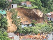 Neun Häuser sind bei einem Erdrutsch in einem Vorort von Rio zerstört worden. (Bild: KEYSTONE/EPA EFE/JOSE LUCENA)