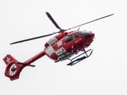 Die Rega flog am Freitagabend eine 17-jährige Frau ins Spital, die in Sulgen TG von ihrem Pferd gefallen war. (Bild: KEYSTONE/ANTHONY ANEX)