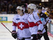 Die Schweizer Samuel Kreis und Yannick Herren freuen sich über den Sieg gegen Deutschland (Bild: KEYSTONE/GEORGIOS KEFALAS)