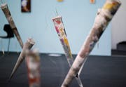 Das Spektrum der Malerei, wie hier die Zylinder von Christian Herter, kennt keine Grenzen – oder doch? (Bild: Stefan Kaiser, Zug, 9. November 2018)