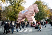 Das aufblasbare Trojanische Pferd der Initiativgegner im Luzerner Vögeligärtli. (Bild: Manuela Jans-Koch, Luzern, 10. November 2018)