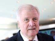 Der deutsche Innenminister und CSU-Chef Horst Seehofer will im kommenden Jahr seine beiden Spitzenämter abgeben. (Bild: KEYSTONE/EPA/FELIPE TRUEBA)
