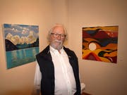 Jacques Müller vor zwei seiner Werke. (Bild: Kurt Liembd, Beckenried, 10. November 2018)