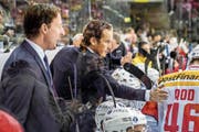 Nationaltrainer Patrick Fischer (Mitte) hat mit seinem Team alles im Griff. (Bild: Andy Müller/Freshfocus (Krefeld, 11. November 2018))