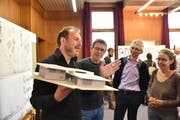 Die Architekten Fernando Sani und Max Zeller (von links) erläutern ihr Siegerprojekt. (Bild: Heini Schwendener)