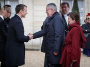 Vor dem Elysée-Palast, seinem Amtssitz in Paris, empfängt der französische Präsident Emmanuel Macron (links) seinen österreichischen Amtskollegen Alexander Van der Bellen und dessen Gattin. (Bild: KEYSTONE/APA/BUNDESHEER/PETER LECHNER)