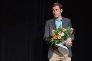 Peter Stamm (55) verneigt sich vor den vier mitnominierten Autorenkollegen. (Bild: Peter Schneider/Keystone)
