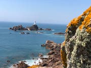 Eines der Wahrzeichen von Jersey: der Leuchtturm La Corbière. Er steht auf einer Gezeiteninsel, die nur bei Ebbe zu Fuss erreichbar ist.