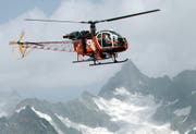 In Interlaken werden per Helikopter Wandertouren angeboten. Im Symbolbild: Ein Helikopter der Air Zermatt. (Symbolbild: KEYSTONE/Olivier Maire)