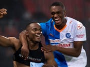 Für einmal jubelnde GC-Spieler: Aimery Pinga (links) und Julien Ngoy nach dem Sieg im Abstiegskampf gegen Xamax (Bild: KEYSTONE/LAURENT GILLIERON)
