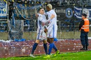 Geht doch: Die Luzerner Ruben Vargas (links) und Blessing Eleke bejubeln den dritten Treffer in Lugano. (Bild: Martin Meienberger/Freshfocus (10. November 2018))