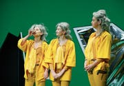 Von links: Isabel Pfister, Isabella Grassi und Jill Biletter als «Newton». (Bild: Stefan Kaiser (Zug, 9. November 2018))