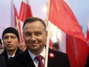 Zum 100. Jahrestag von Polens Unabhängigkeit nahmen 200'000 Menschen an einem Marsch rechtsnationaler und rechtsextremer Kräfte teil. An der Spitze des Zuges liefen Staatspräsident Duda (Bild), Regierungschef Morawiecki und Polens starker Mann, Jaroslaw Kaczynski von der regierenden Partei (PiS). (Bild: KEYSTONE/EPA PAP/TOMASZ GZELL)