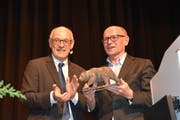 Teufens Gemeindepräsident Reto Altherr hat den Preis "Tüüfner Bär" überreicht: Hans Höhener nimmt die Ovationen entgegen. (Bild: pf)