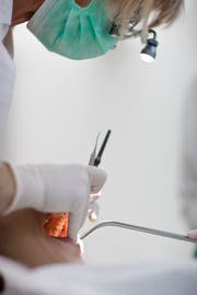 In guten Händen? Ein Patient beim Zahnarzt. (Symbolbild: Gaetan Bally, Keystone)