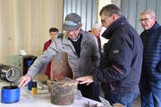 Andreas Aebischer, Mitglied der REA-Geschäftsleitung, erklärt den Besuchern die Materialveränderung im Rohrleitungsbau. (Bild: Yvonne Aldrovandi-Schläpfer)