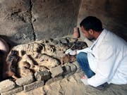 In einer Nekropole haben Archäologen in Ägypten mehr als 3000 Jahre alte Katzenmumien entdeckt. (Bild: KEYSTONE/EPA/KHALED ELFIQI)