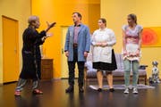 Schnappschuss von einer Probe des HTK Theater Kriens (von links): Erika Lüthi mit Hugo Müller, Samira Wicki und Yvonne Ascher beim neuen Lustspiel «Do chasch Gift druf näh!» (Bild: Yvonne Imbach (Kriens, 8. November 2018))