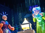 Das Weihnachtsmärchen «Der satanarchäolügenialkohöllische Wunschpunsch» von Michael Ende hatte am 10. November im Schauspielhaus Zürich Premiere. (Bild: Keystone/Raphael Hadad Photography)