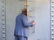 Ein saudiarabischer Offizieller öffnet die Türe des saudischen Konsulats in Istanbul. Dort wurde der regierungskritische Journalist Jamal Khashoggi Anfang Oktober ermordet. (Bild: KEYSTONE/EPA/ERDEM SAHIN)