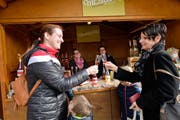 Prost! Marktbesucherinnen stossen an.