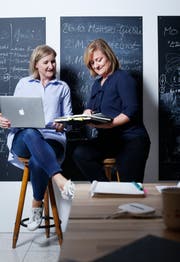 Kids am Tisch: Monika Keiser Diaz (links) und Pascale Amrhein-Staub aus Neuheim publizieren via Smartphone App ein digitales Kochmagazin mit Rezepten für das Kochen mit oder für Kindern. (Bild: Stefan Kaiser (Neuheim, 06. November 2018))
