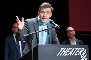 «Wichtiger als Preise sind die Bücher»: Der gebürtige Thurgauer Schriftsteller Peter Stamm (55) verneigt sich in seiner kurzen Ansprache vor seinen vier mitnominierten Autorenkollegen. (Bild: KEYSTONE/Peter Schneider)