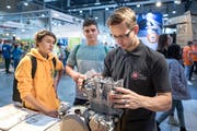 Jugendliche informieren sich an der Zentralschweizer Bildungsmesse über den Beruf des Motorradmechanikers. (Bild: Pius Amrein (Luzern, 8. November 2018))