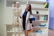 Ihre erste Theaterrolle ist auch im wahren Leben ihr Beruf: Tanja Bucher als Arzthelferin. (Bild: Yvonne Imbach (Rothenburg, 8. November 2018))