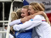 Barbora Krejcikova (Mitte) und Petra Kvitova feiern Katerina Siniakova, die den entscheidenden dritten Punkt holte (Bild: KEYSTONE/EPA/MARTIN DIVISEK)