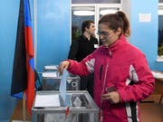 Von der internationalen Kritik an dem Urnengang liessen sich offenbar nur wenige Einwohner von Luhansk und Donezk abschrecken. Die Wahlbeteiligung lag jeweils deutlich über 70 Prozent. (Bild: KEYSTONE/AP)