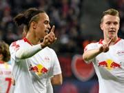 Leipzigs Yussuf Poulsen (links) traf beim Heimsieg gegen Bayer Leverkusen zwei Mal (Bild: KEYSTONE/AP/JENS MEYER)