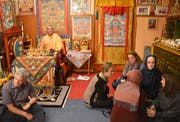 Im Meditationsraum des buddhistischen Zentrums gibt es Tee und eine tibetische Reisspeise. (Bild: Judith Schuck)
