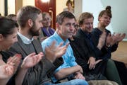 Der Schweizer Schriftsteller Peter Stamm, Mitte, bei der Verleihung des Schweizer Buchpreises 2018 im Foyer des Theater Basel. (Bild: KEYSTONE/Peter Schneider)